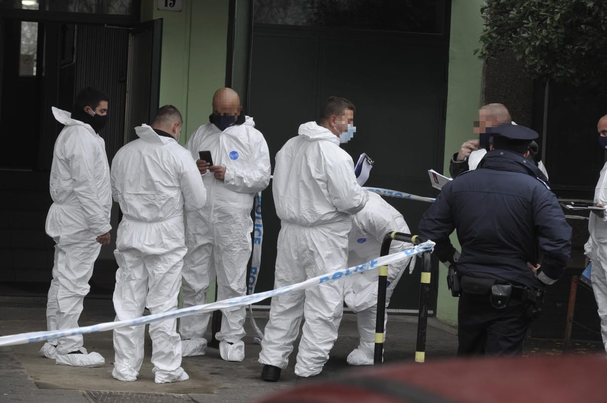 Megpróbálják felébreszteni a kómából az Újpesten megkéselt rendőrt
