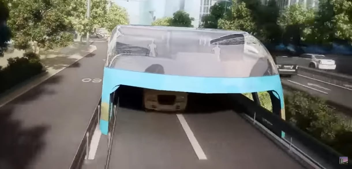 Két forgalmi sávot is elvitt volna a kocsik fölött haladó kínai busz, ami miatt végül 32 ember került börtönbe