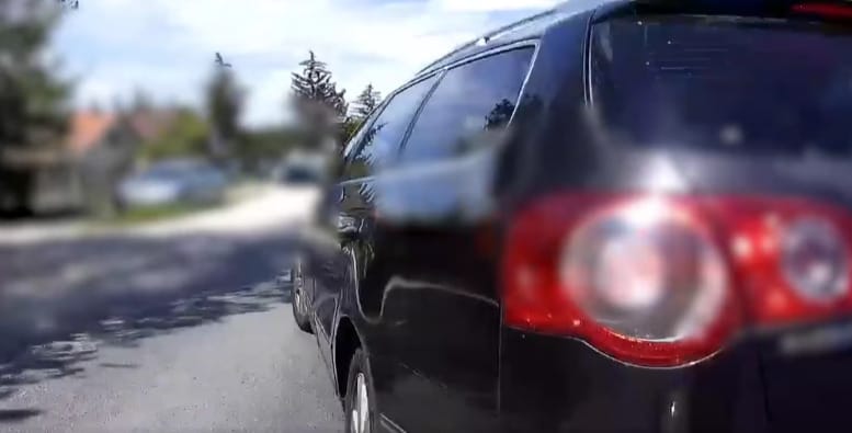 Belerohant a mentőmotoros egy figyelmetlen autósba – videó