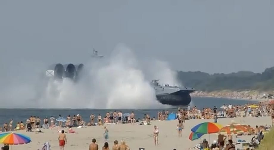 Videó: Hatalmas hadihajó lepte meg a gyanútlan strandolókat