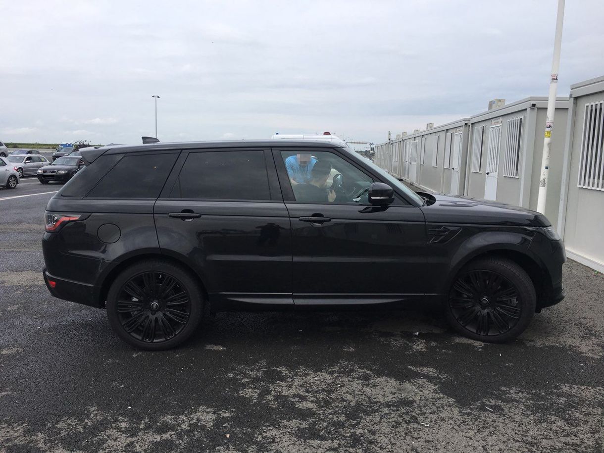 Fekete luxus Range Rover bukott le a határon