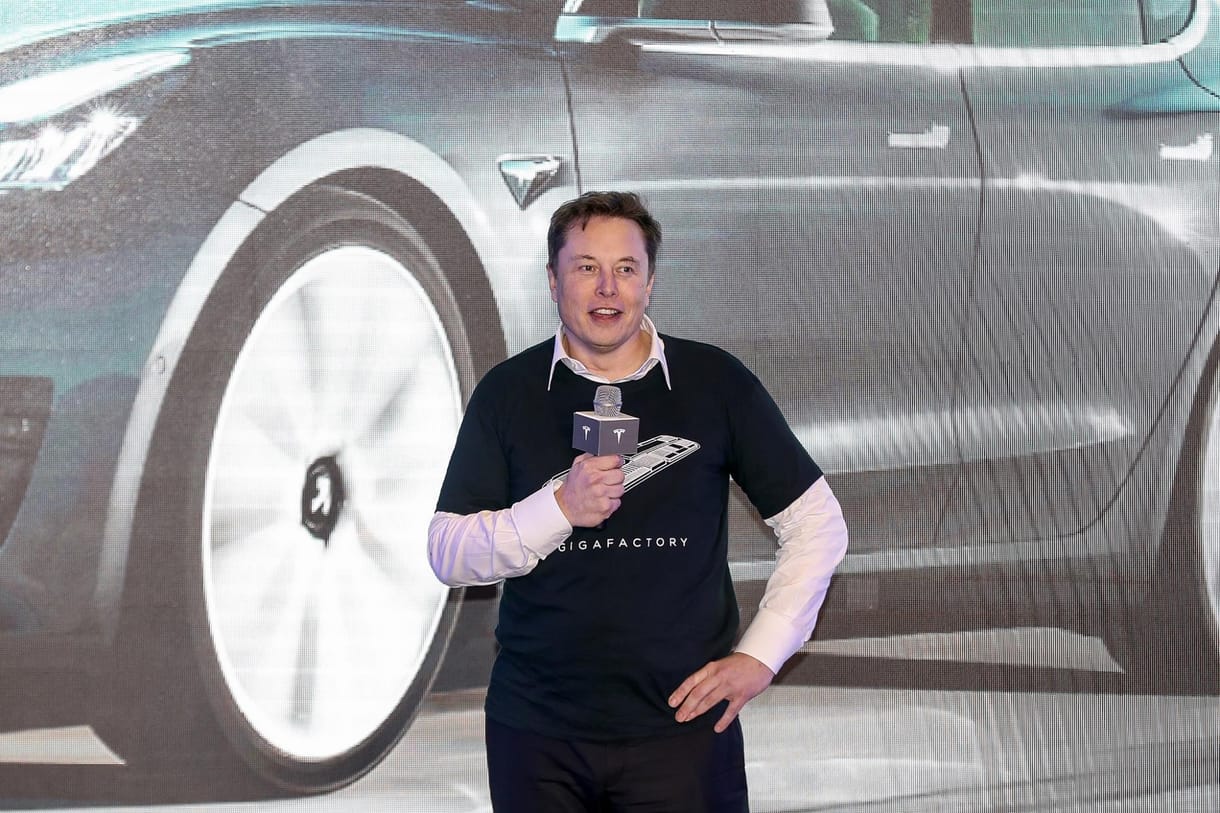 A Tesla gyáravatóján kiderült, milyen bénán táncol Elon Musk – videó