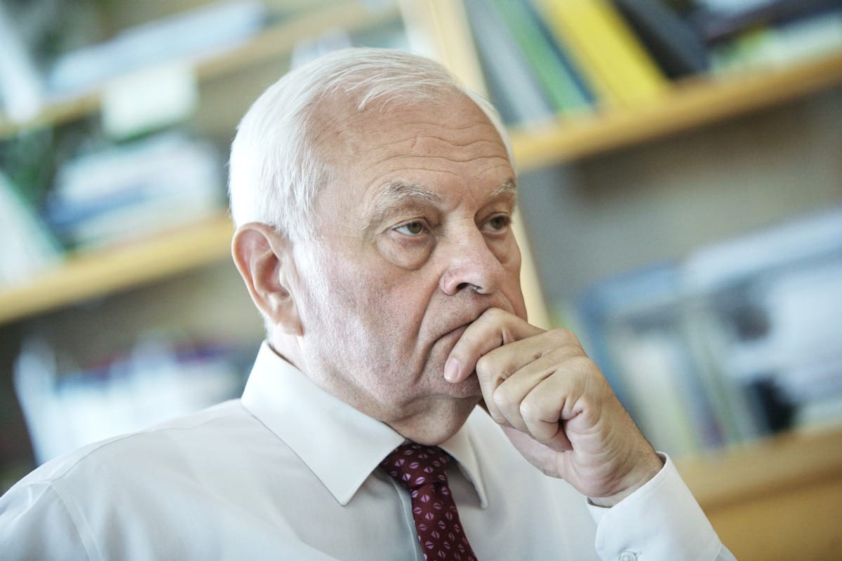 Harrach Péter tudja, hogy otthon lenne biztonságban, mégis elindul a Parlamentbe