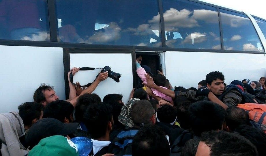 Videó: Ha jön egy busz, azonnal megrohamozzák a menekültek Röszkén