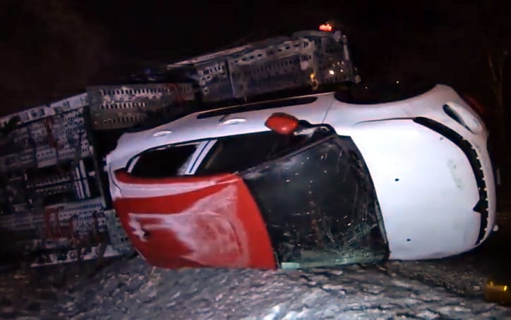 Videón a tréler, ami kilenc új autóval borult fel a 86-os úton