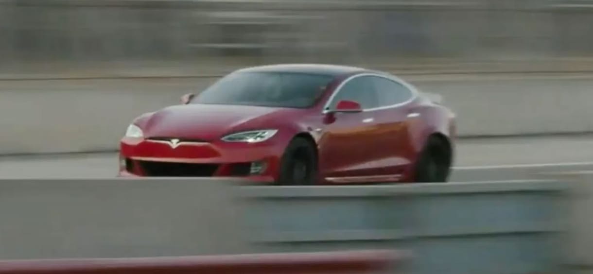 Olyan tempóban tud elindulni a Tesla Model S Plaid, hogy arra az utcán nem lehet felkészülni - videó