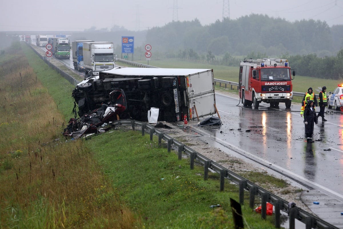 Kamionokkal ütközött egy autó, lezárták az M7-est
