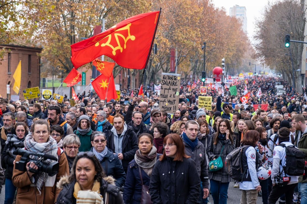 Bezárt az Eiffel-torony is, Macron jövője a tét