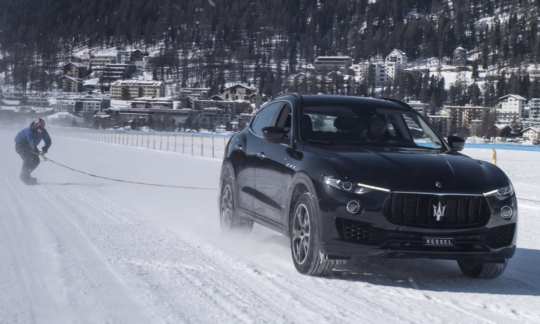 Egy Maserati divatterepjáró 150-nel húzott egy snowboardost