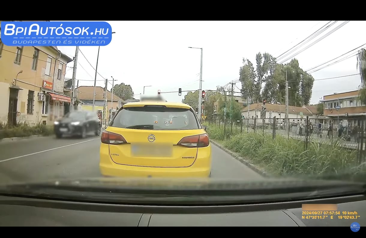 Szembe sávban előzött, majd büntetőfékezett egy taxis a Szentendrei úton
