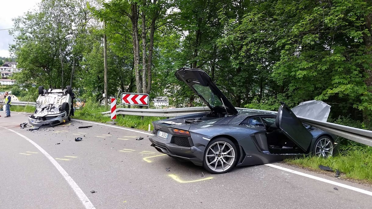 Kanyarban előzött a Lamborghini Aventador, durva baleset lett belőle