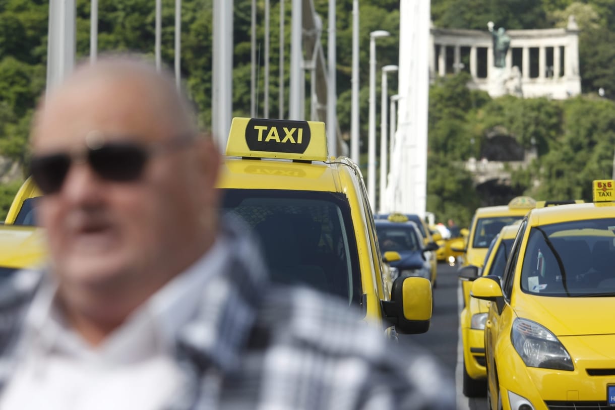 Csörög a kassza a taxisoknál, miután kinyírták az Ubert