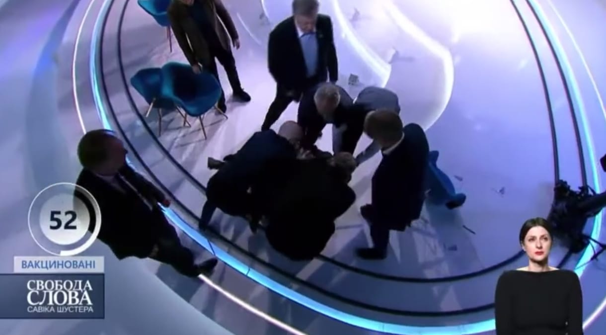 Élő adásban ütött meg és vitt földre egy újságíró egy oroszbarát ukrán politikust