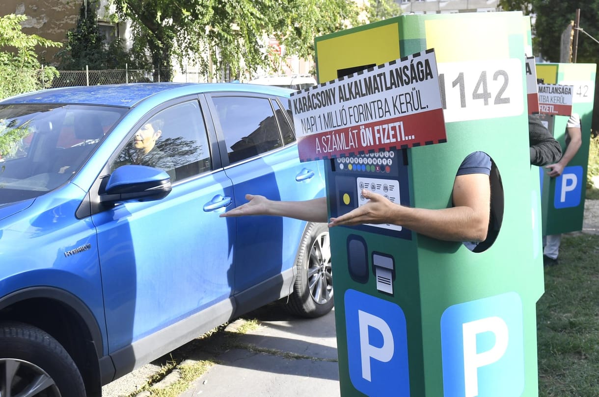 Két lábon járó parkolóórák zavarták meg Karácsony Gergely sajtótájékoztatóját