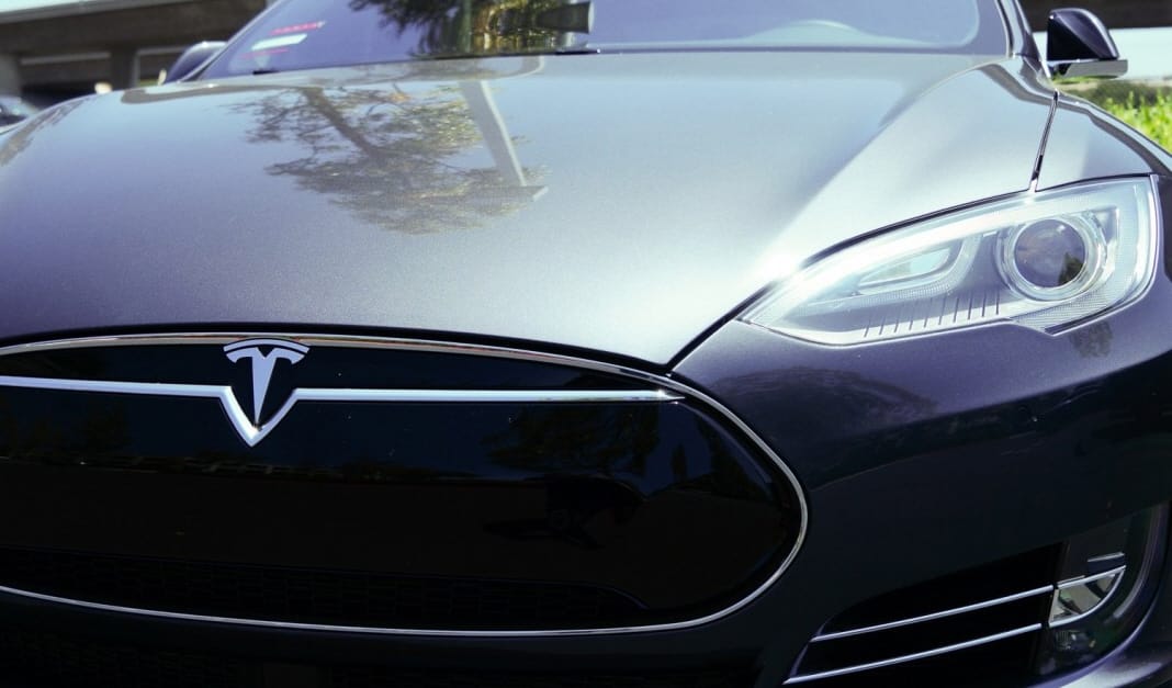 Hatalmasat mentett a Tesla robotpilótája – helyett az igazi