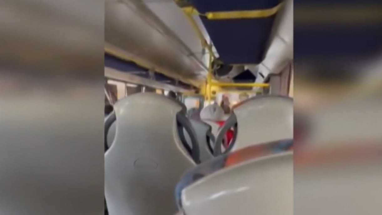 Rugdosta, fojtogatta a buszsofőr a gyalázkodó részeg férfit Szolnokon