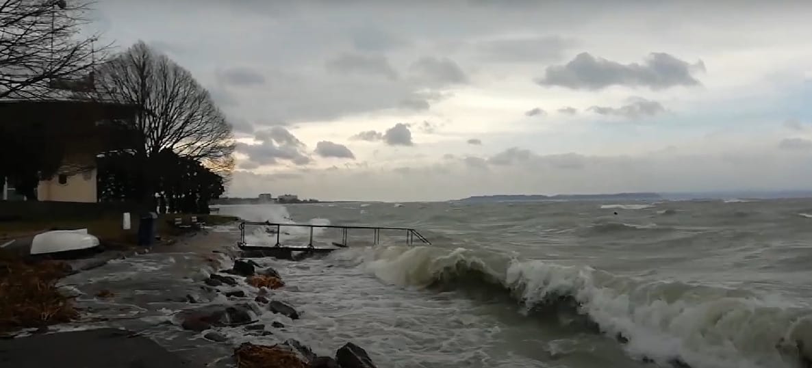 Így csapkodta a vihar a hullámokat a Balatonnál – videó