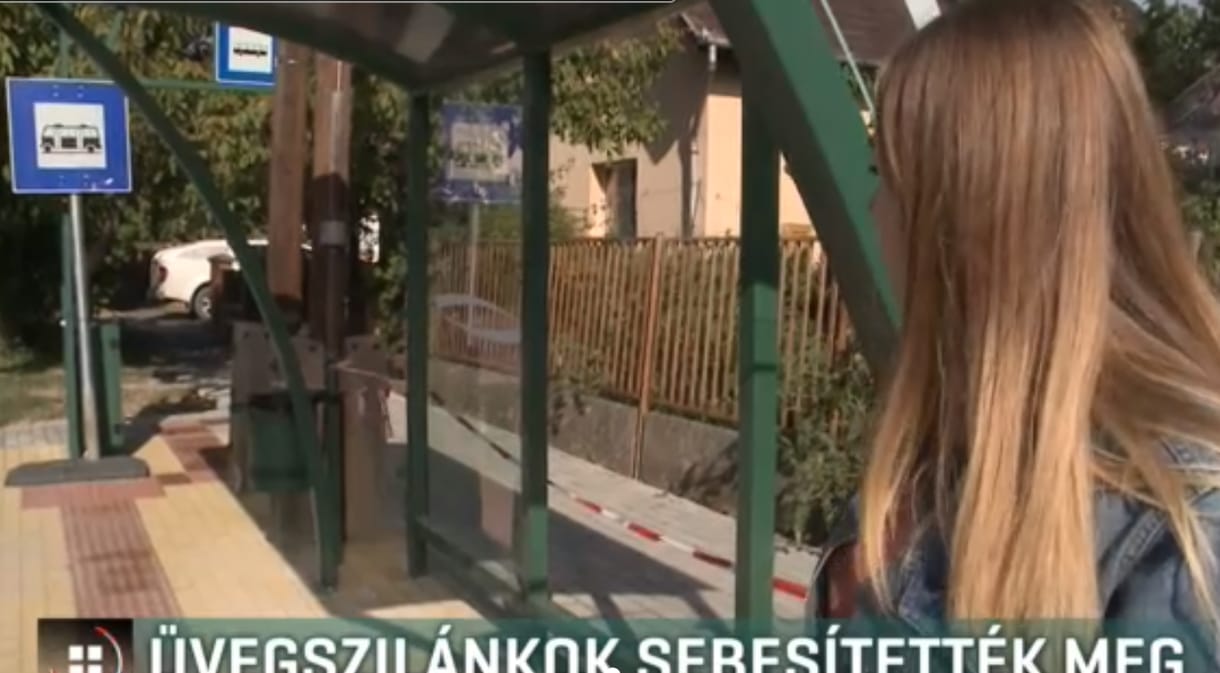 Rárobbant egy üvegtábla a buszmegállóban, a sofőr rá se hederített