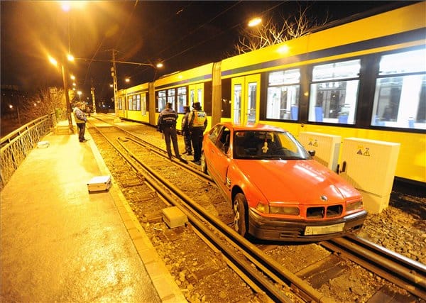Menekülés közben a síneken hagyta autóját két fővárosi tolvaj - fotó
