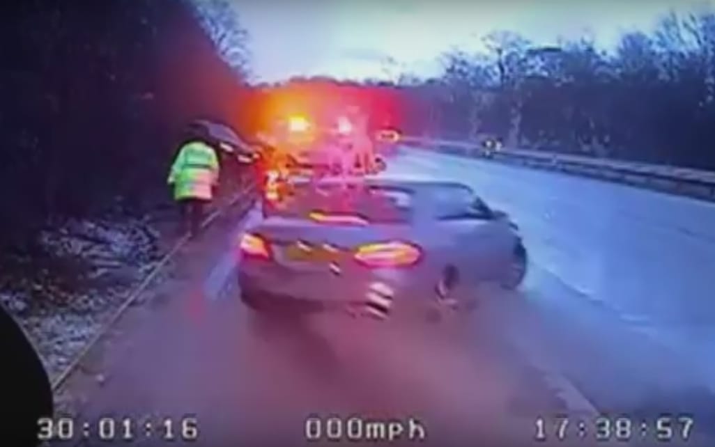 Centiken múlt, hogy nem ütötték el a gyanútlan rendőrt – videó