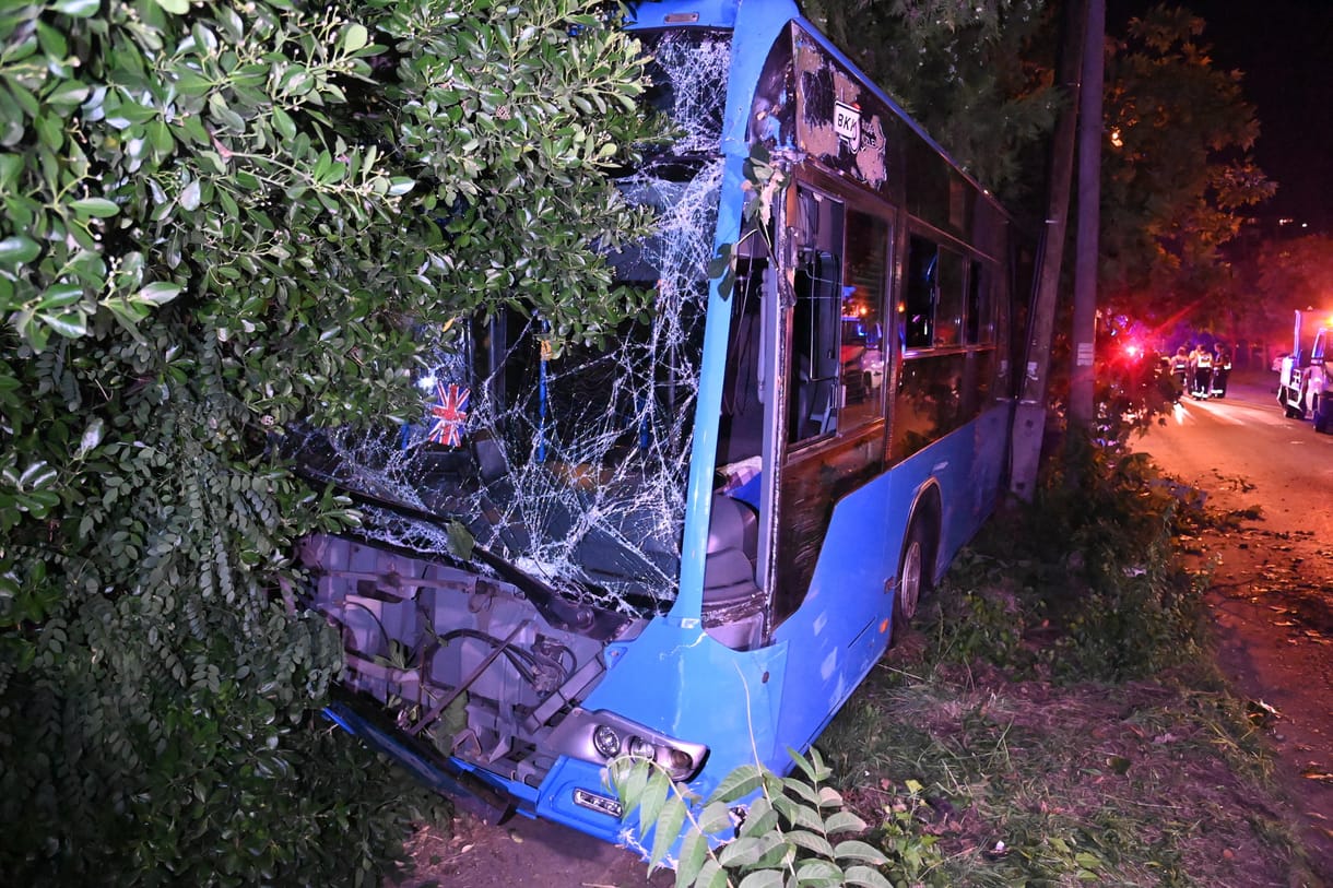 Hatan sérültek meg, amikor kerítésnek hajtott egy busz Csepelen