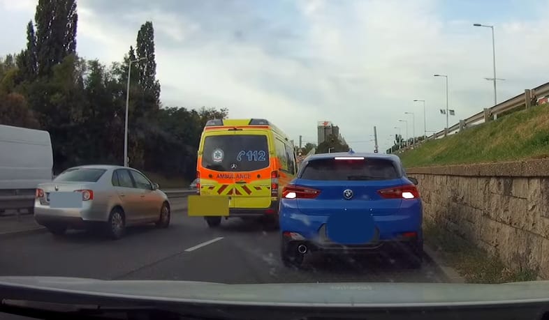 Rátapadt a mentőre, úgy nyert utat a szétnyíló kocsisorban egy autós – videó