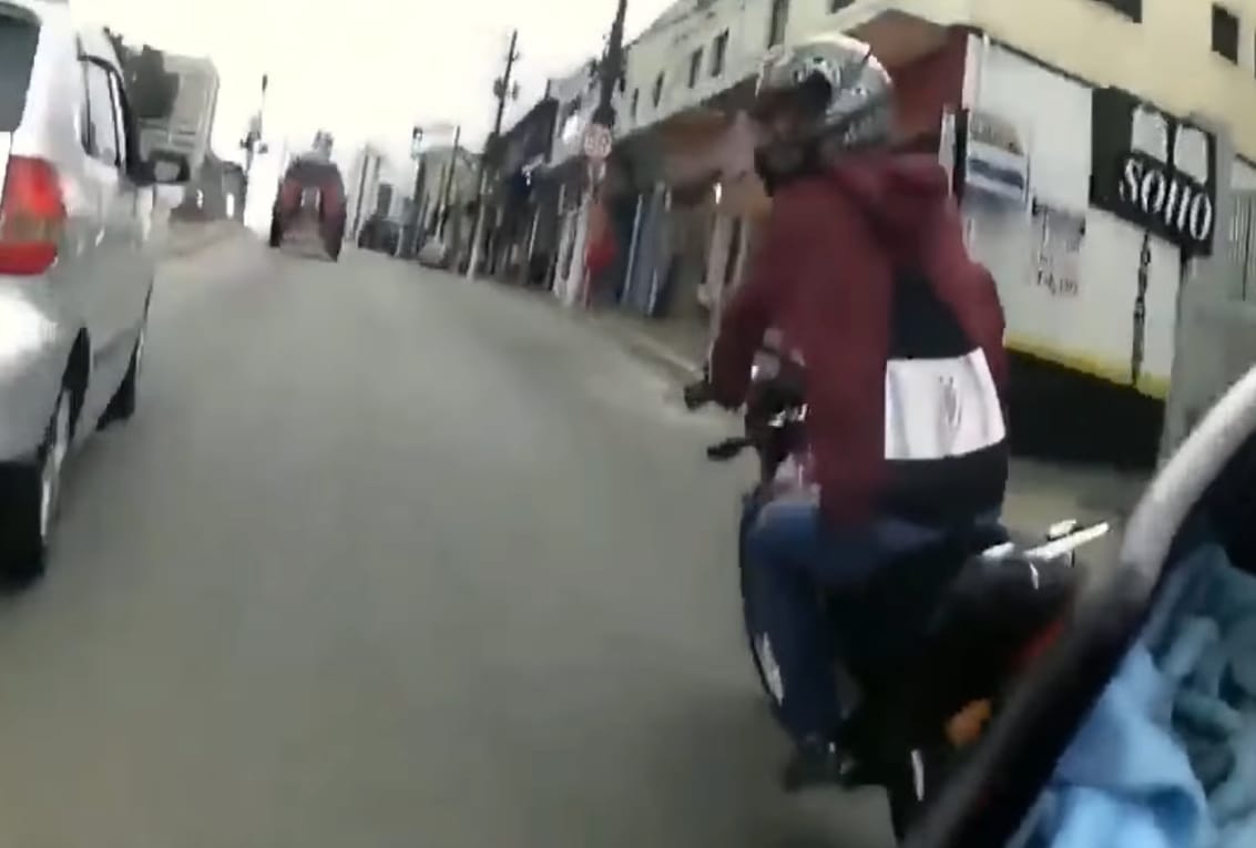 Ilyen rendőri üldözést tényleg csak akciófilmekben látni – videó