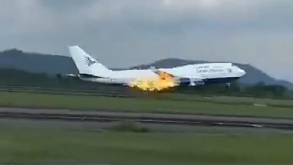 Felszállás közben, 468 emberrel a fedélzetén gyulladt ki egy Boeing hajtóműve – videó