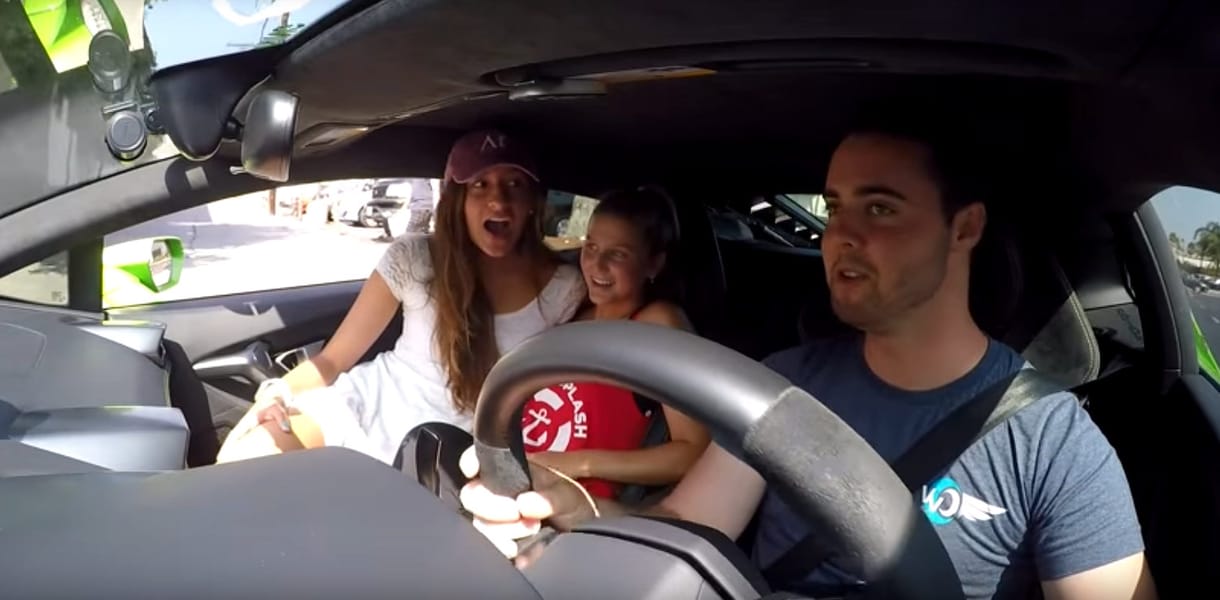 Mit szólna, ha egy Lamborghini Huracannal jönne önért a taxis? Ezen a videón megnézhet egy példát