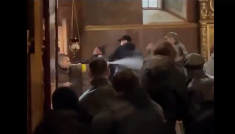 Tömegverekedéssé fajult egy éjszakai liturgia egy ortodox székesegyházban az ukrajnai Cserkasziban – videó