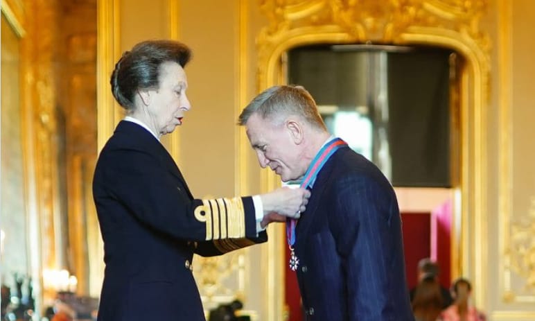 Daniel Craig megkapta James Bond kitüntetését 