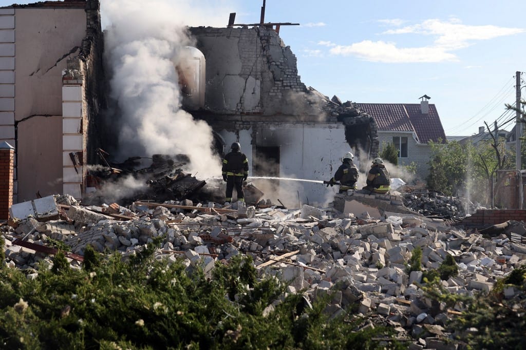 Több civil áldozata és rengeteg sebesültje van egy Harkivot ért orosz bombatámadásnak