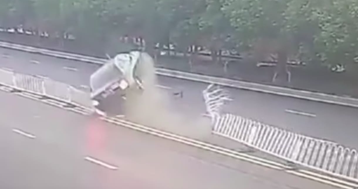 Csoda, hogy túlélte: 720 fokos fordulatot tett az autó, amikor nagy sebességnél elszállt – videó