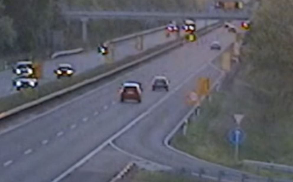 Egyszerűen megtorpedózta a figyelmetlen autós az autópályán előtte haladót – videó