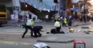 Hongkong: megint éles lőszerrel lőtt a rendőrség