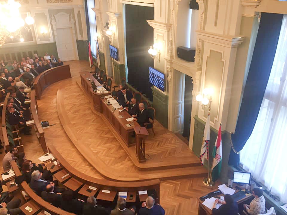 Megjöttek a rendőrök is – élőben a botrányba fulladó győri alakulóülésről