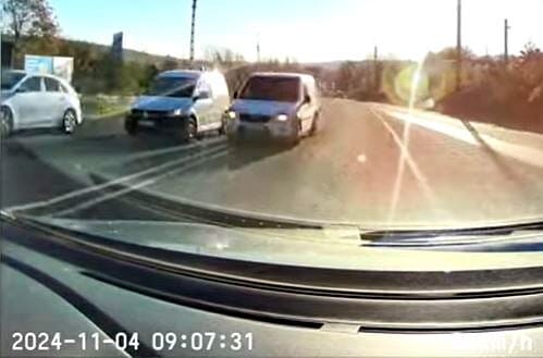 Dupla záróvonalon előzött a dobozos Ford, a szemből érkezőre bízta, hogy megússzák a karambolt – videó