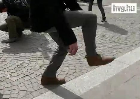 Videó: Hülye járások flashmob volt a Deák téren, egy közismert államtitkár is odakeveredett