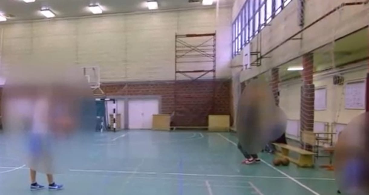 RTL: Összetörtek a diákok csontjai, amikor fémállvány borult rájuk az iskolában