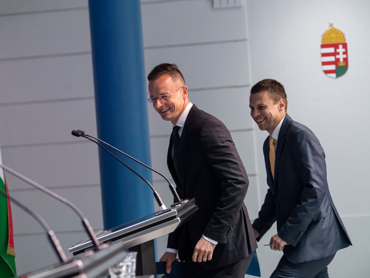 Szijjártó Péter és Menczer Tamás egymásra licitálva szólogat be az EP-nek, amiért elítélték a külügyminiszter minszki útját