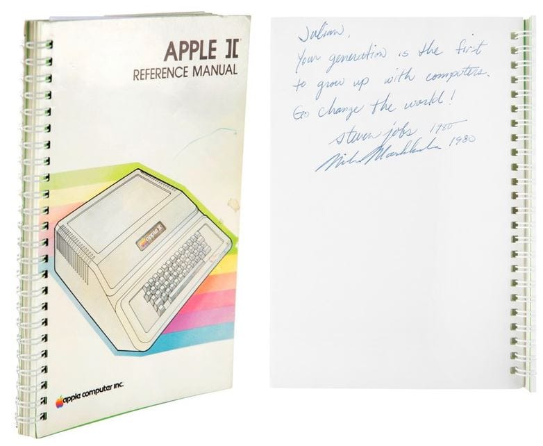 235 millió forintot ért az Apple-kézikönyv, 20 milliót Steve Jobs kabátja