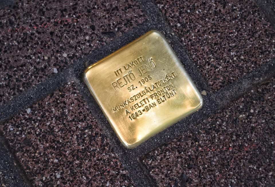 „Itt lakott…” – Több mint százezer botlatókő emlékeztet Európa-szerte a holokauszt áldozataira