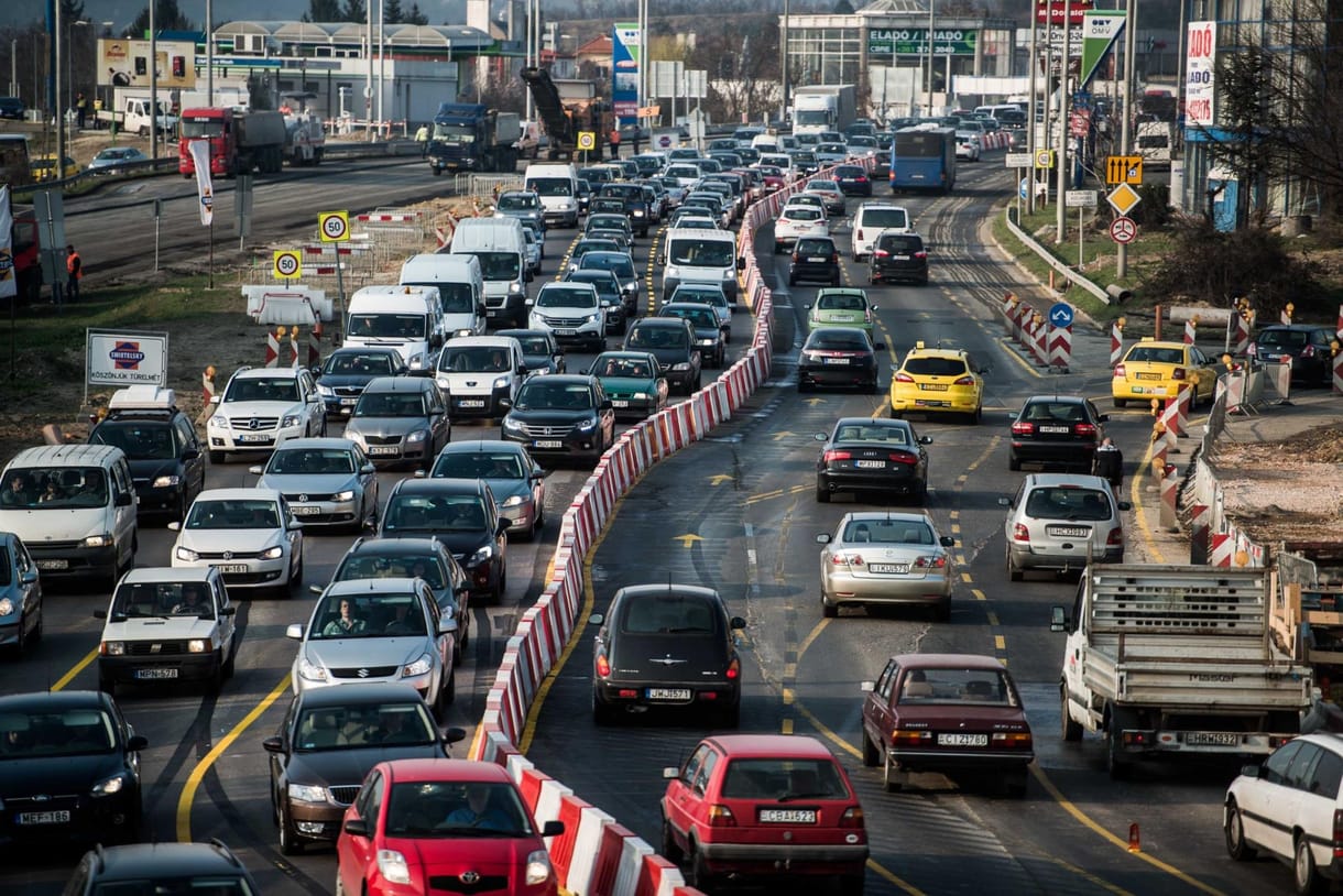 Tizenegy autó karambolozott az M1-M7-es kivezetőn, komoly a torlódás