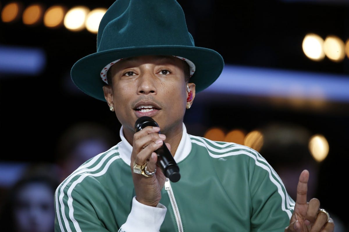 Égő zászlók, utcai harcok, Charlottesville – elképesztően ütős lett Pharrell Williams zenekarának új videója