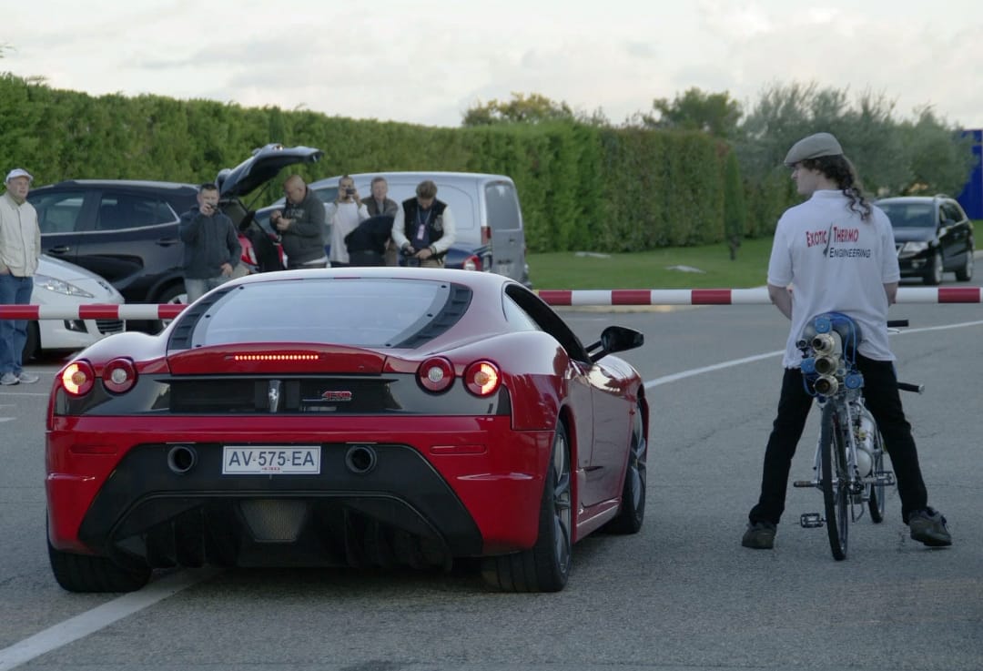Ezt látni kell: így lehet biciklivel legyorsulni egy Ferrari F430-at - videó