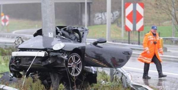 Oszlopra csavarodott egy Porsche 911-es Belgiumban - fotó