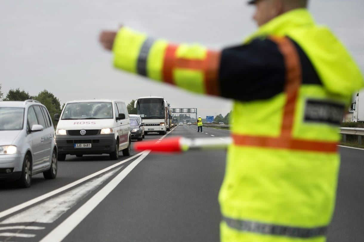 Lebukott a BMW és a Land Rover sofőrje – két lopott autót is kiszúrtak az ártándi határőrök