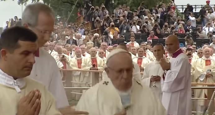 Elesett a pápa a lengyelországi misén – videó