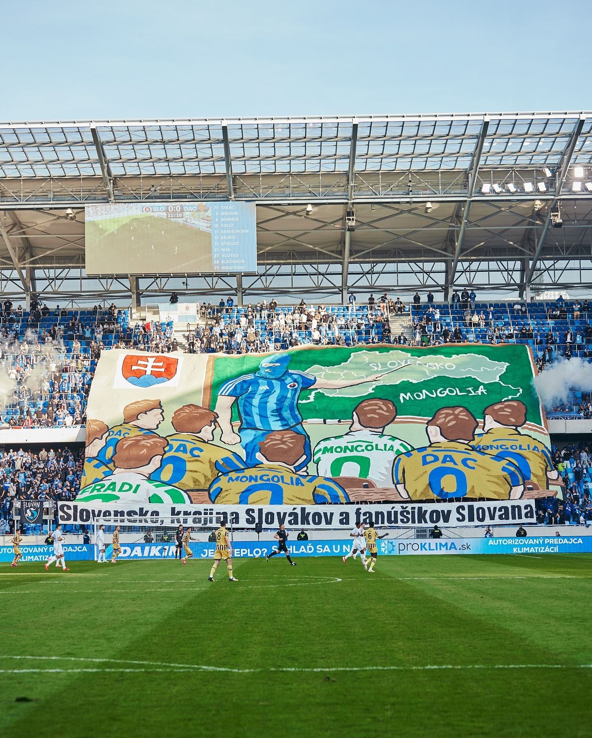 Panaszt tett a DAC a Slovan-szurkolók magyarellenes koreográfiája miatt