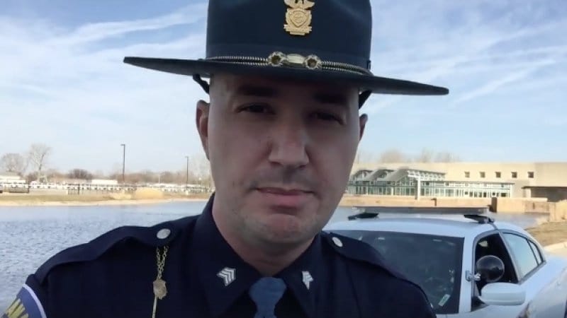 Az internet sztárja lett a rendőr, aki elárulja, hogyan előzhető meg az összes baleset – videó
